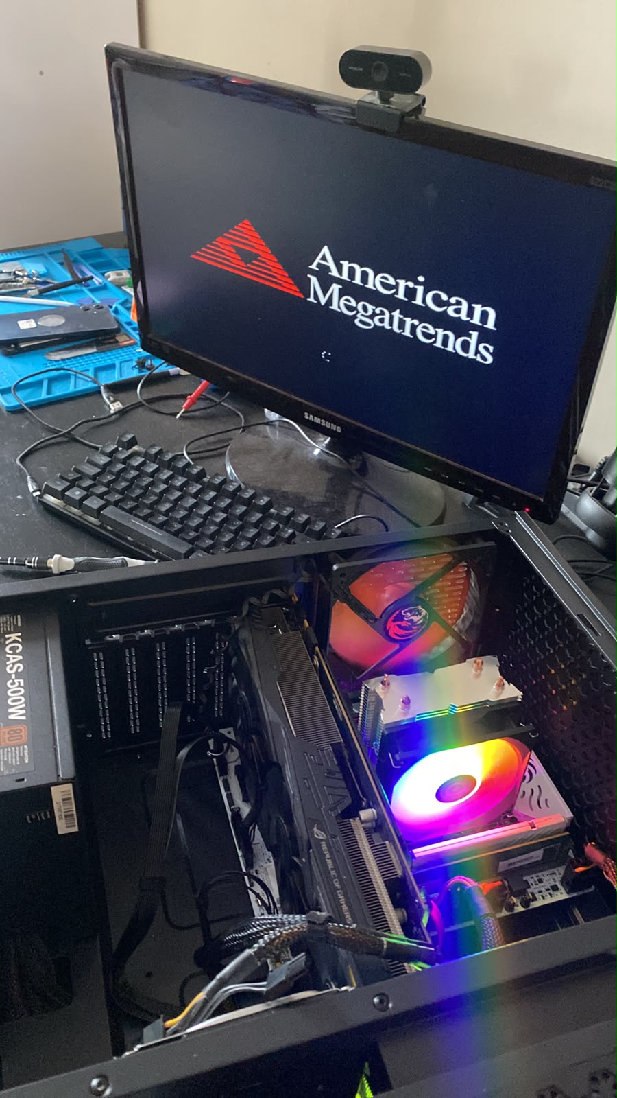 Diagnóstico de computador em bancada de trabalho