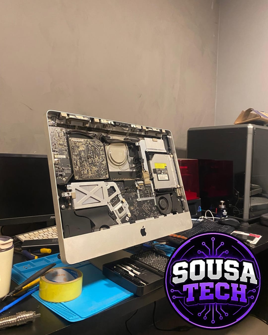 Manutenção de iMac aberto na bancada da Sousa Tech