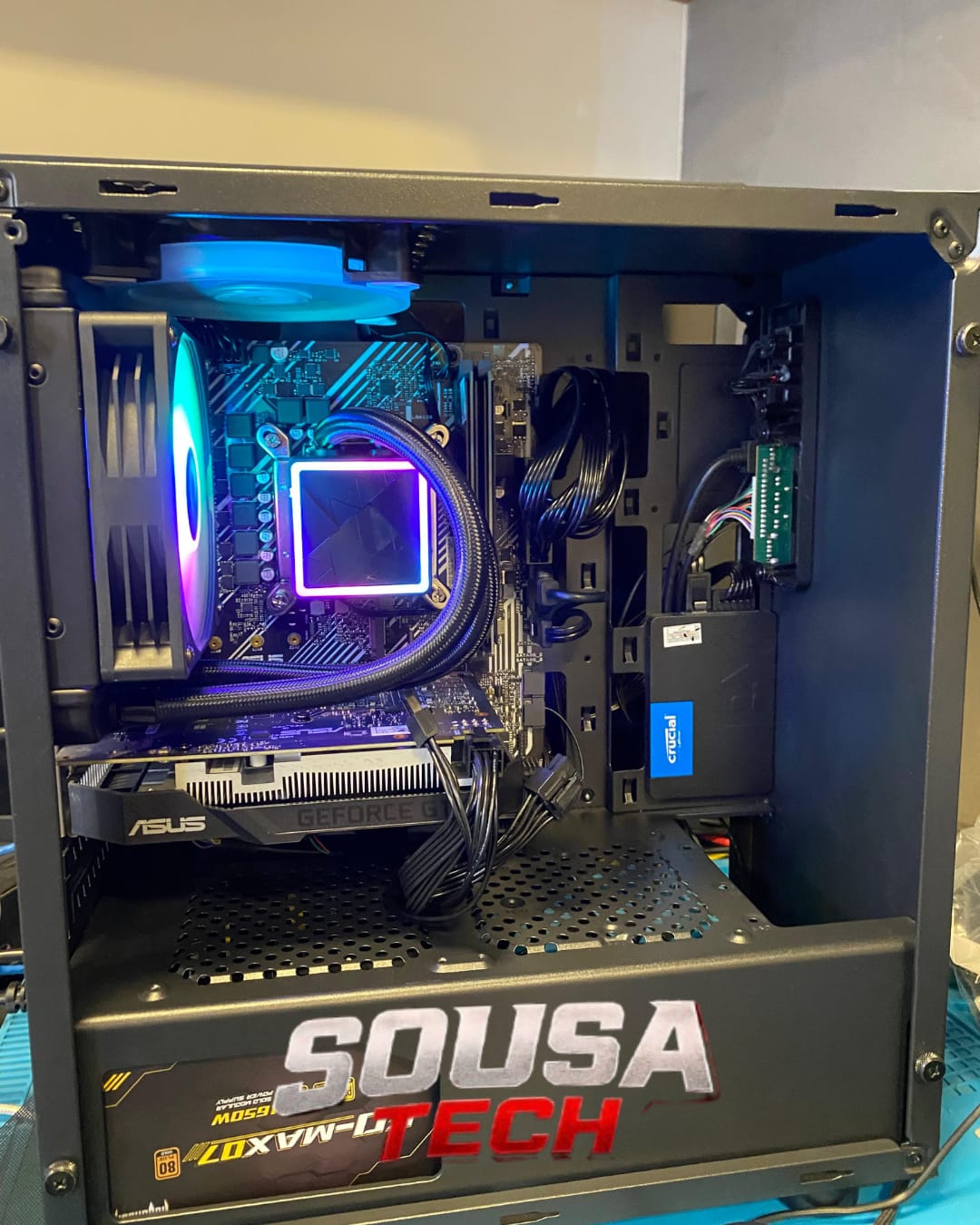 Montagem de computador com water cooler e iluminação RGB